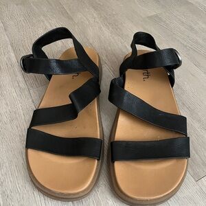 Earth “Laney Casual” Black Strappy Round Toe Sandals